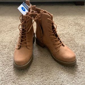 Brand new size 7 universal thread boot